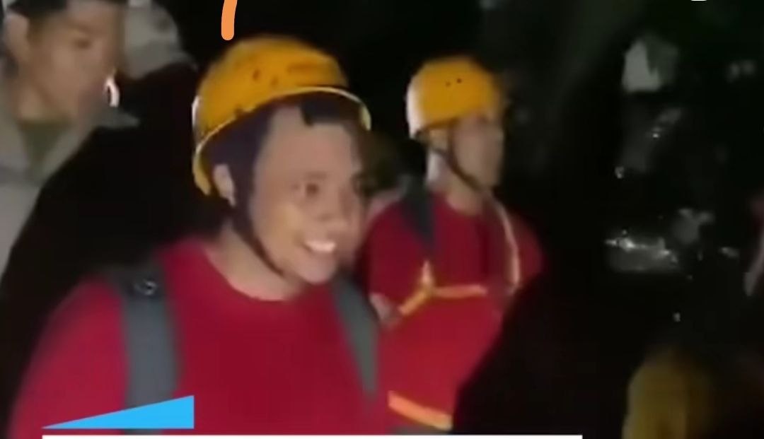Así alientan los rescatistas venezolanos a los lesionados por los devastadores terremotos del 24-Jun (+Video)