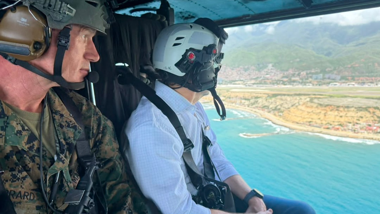 Realizan sobrevuelo por zonas más afectadas por los terremotos en La Guaira
