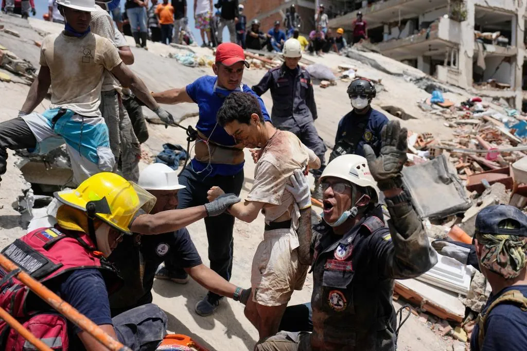 Terremoto en Venezuela, en directo | Rescatan con vida de entre los escombros a un niño de 11 años tres días después de los terremotos en Venezuela que dejan ya más de 1.430 muertos