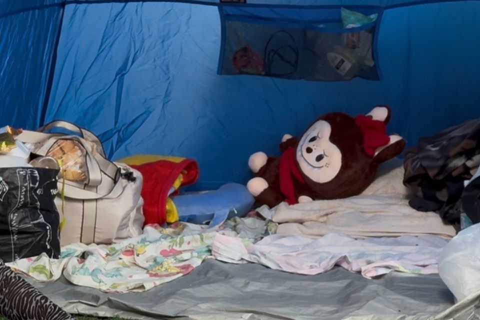 Familias en Caracas resisten entre carpas y colchones en aceras por temor a réplicas | TalCual