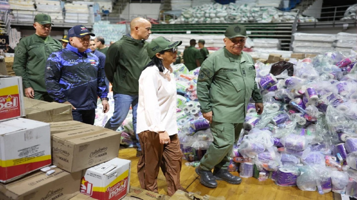 Presidenta (E) Delcy Rodríguez inspeccionó centro de acopio para damnificados en La Guaira