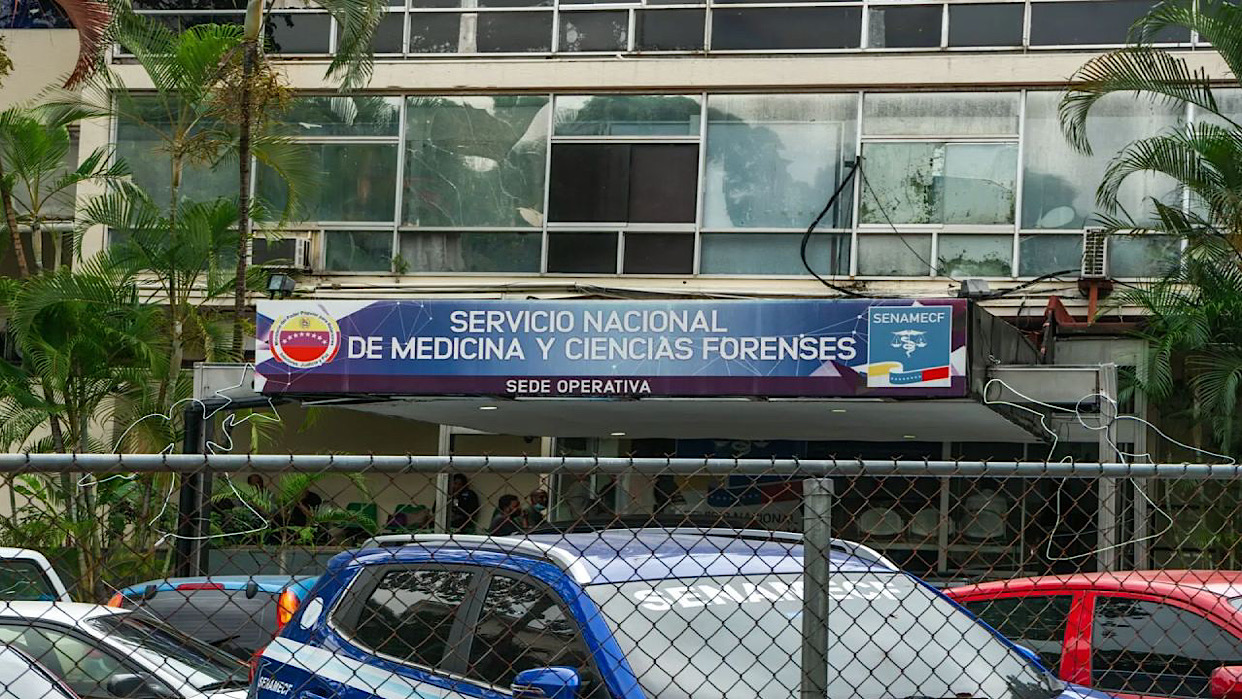 Familiares esperan en Bello Monte para identificar víctimas del doble sismo en Venezuela