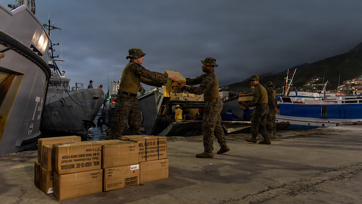 Comando Sur de EE. UU. entrega suministros para asistencia en desastres en La Guaira