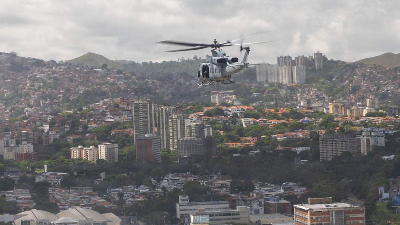 Aterrizan en Venezuela helicópteros y aeronaves militares de EE. UU. con equipos de rescate para ayudar en las labores de búsqueda tras terremotos | NTN24.COM