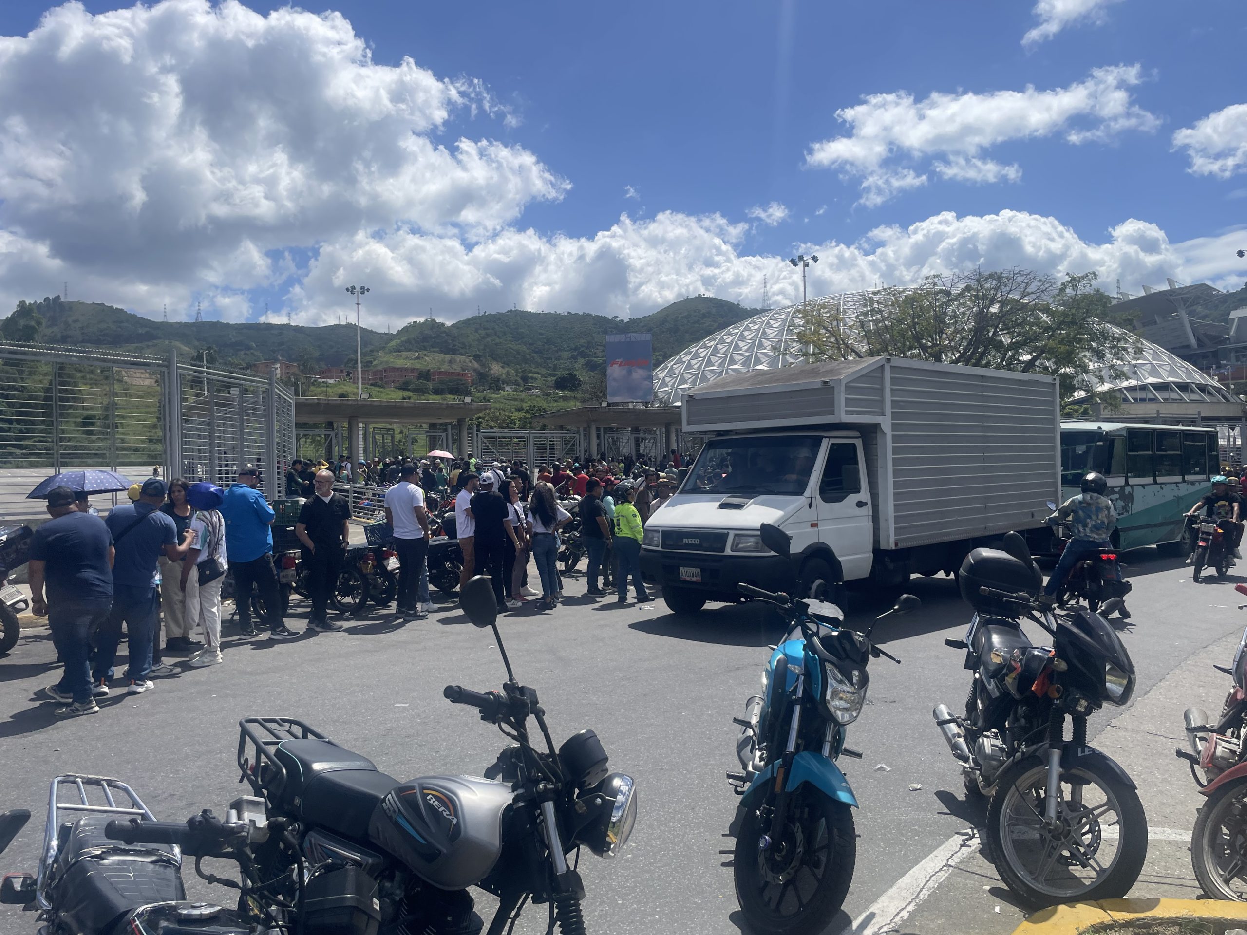 Acreditación de voluntarios avanza con lentitud en el Poliedro