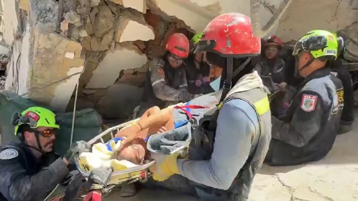 Milagro en Catia La Mar: Bomberos de Caracas rescatan a madre y bebé de 10 meses con vida (+Video)