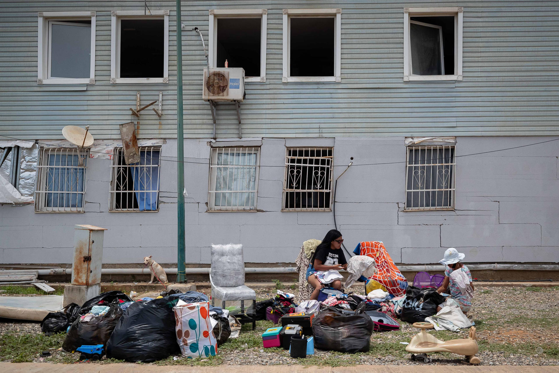 Dos baños y cientos de personas: la dura realidad de un campamento improvisado para sobrevivientes de los terremotos