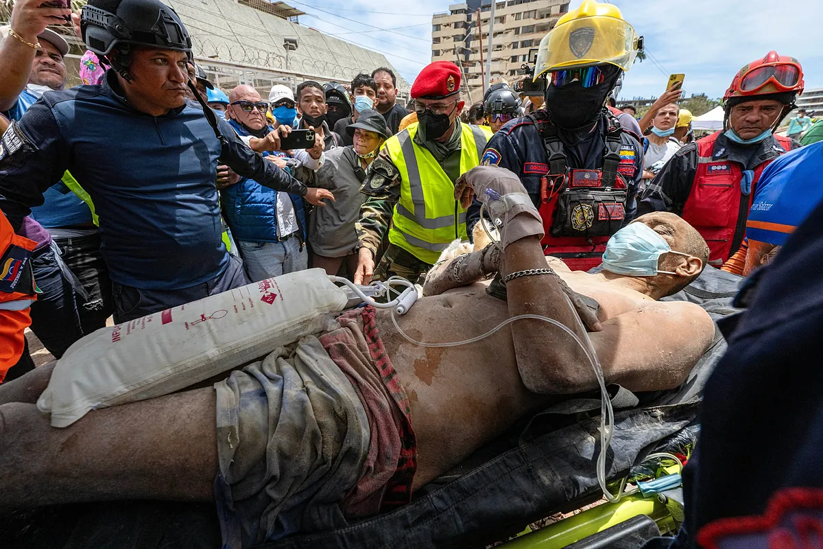 Un hombre y su hijo son rescatados de entre los escombros casi cuatro días después de los terremotos en Venezuela