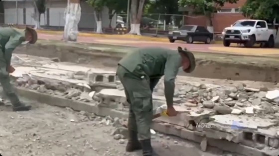 ¡Pico, pala y show! El indignante VIDEO de la Fanb “haciendo como que trabaja” en La Guaira