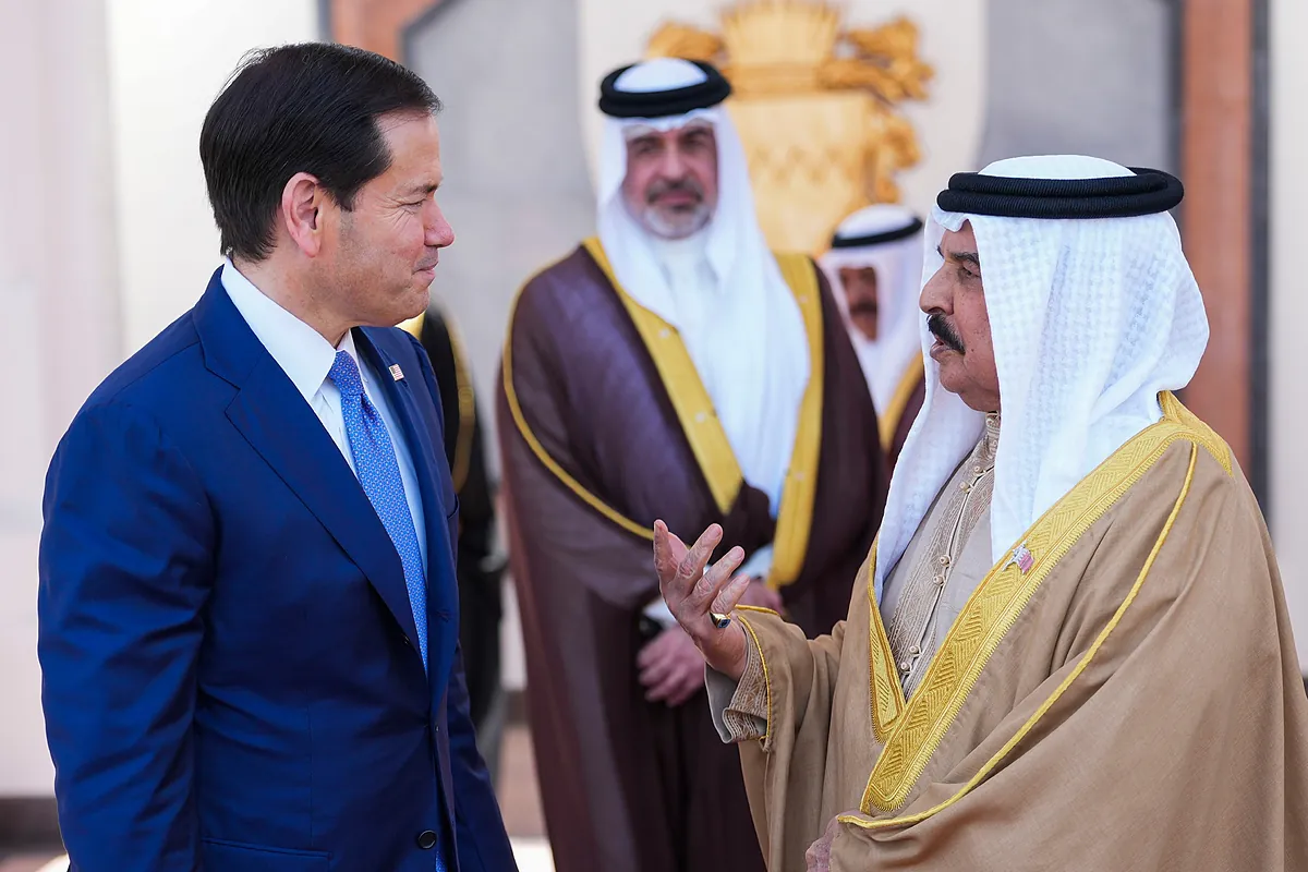 Donald Trump anuncia una reunión con Irán en Qatar y envía a sus negociadores, pero Teherán lo desmiente