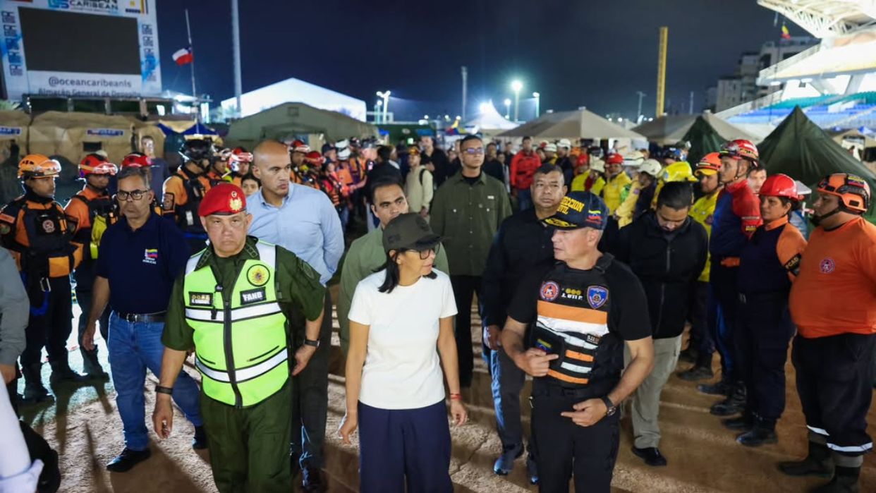 Presidenta (E) visitó campamento de rescatistas internacionales en el estado La Guaira