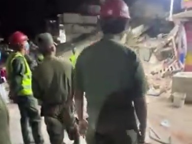 Uniformes impecables, manos vacías: GNB que solo observan la tragedia (VIDEO)