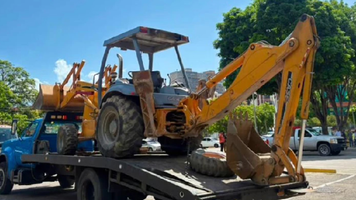 Despliegan maquinaria pesada en la Colonia Tovar para labores de contingencia