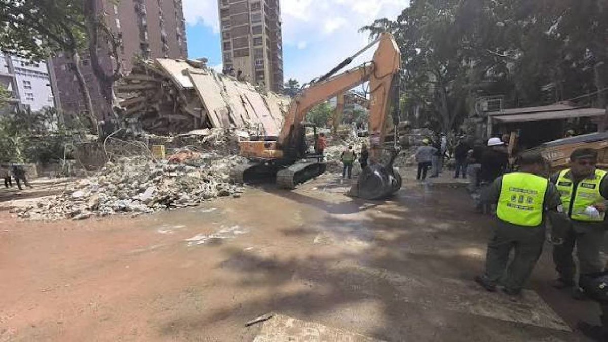 Recuperaron a 6 personas con vida y 26 fallecidas bajo los escombros del Edificio Obelisco
