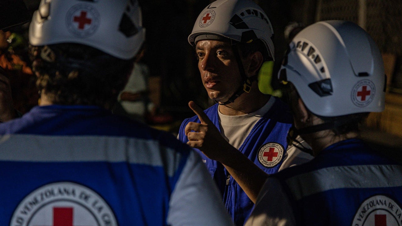 Varias viviendas colapsaron en sector Las Tinajitas en Caracas tras fuertes lluvias en Venezuela | NTN24.COM