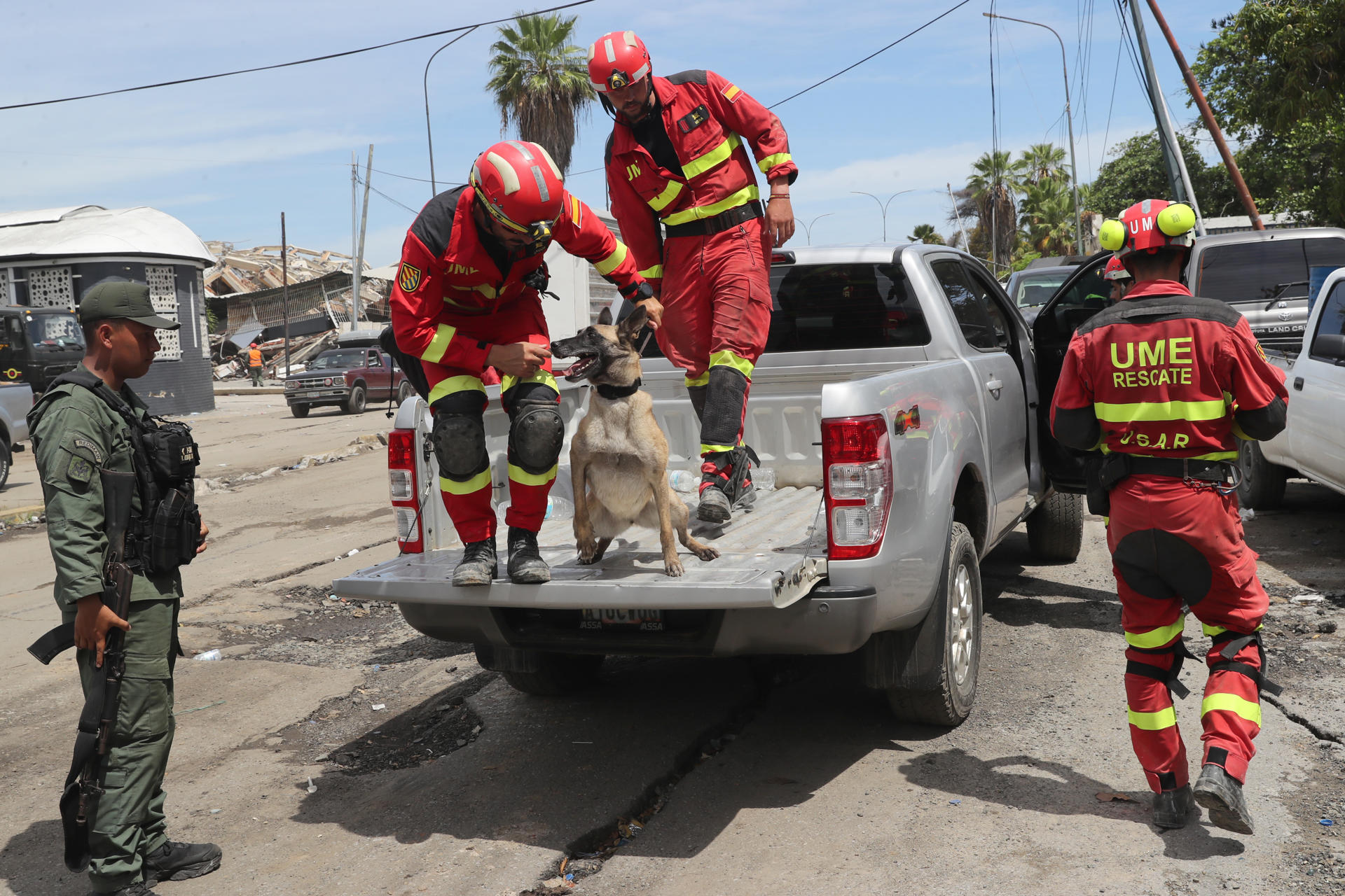 El silencio invade La Guaira en la búsqueda de más sobrevivientes entre los escombros