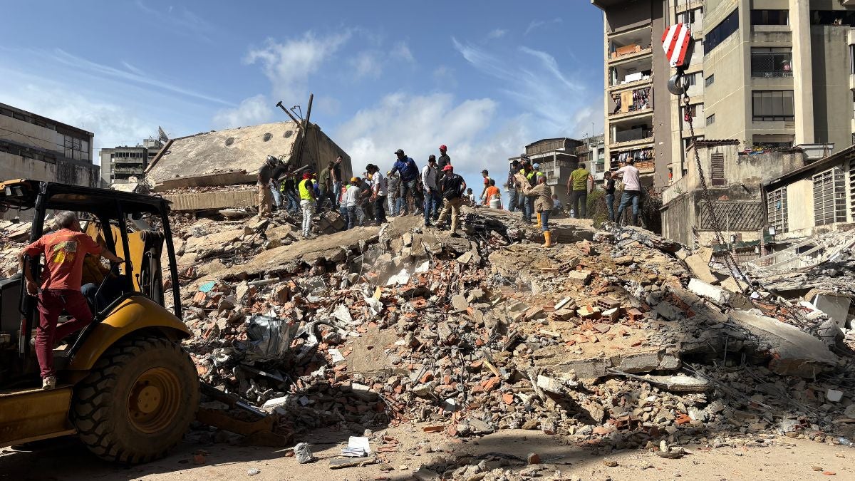 Así fue como la misión de socorristas de Jordania logró el rescate de un niño de tres años tras seis días bajo los escombros en Venezuela | NTN24.COM