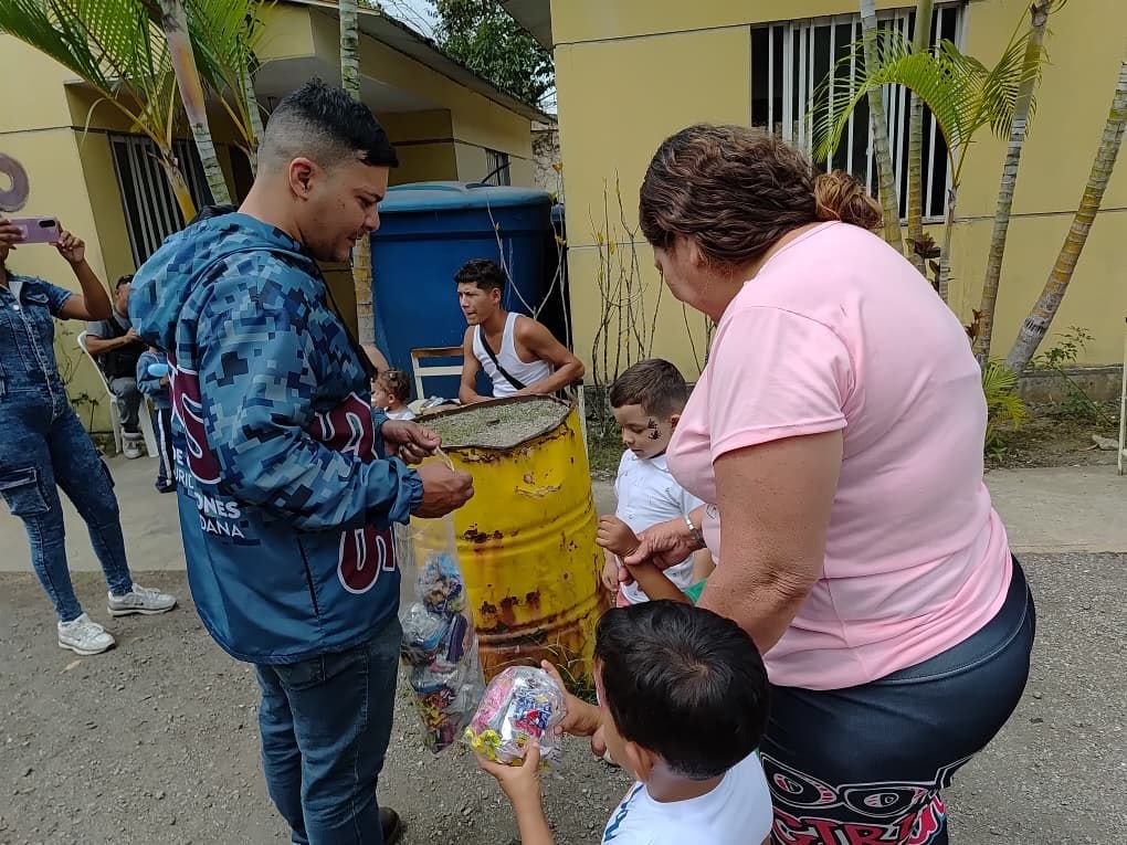 Equipo del SOS Guaicaipuro demuestra su lado más humano con jornada solidaria en la Carretera Vieja | EntornoInteligente.com