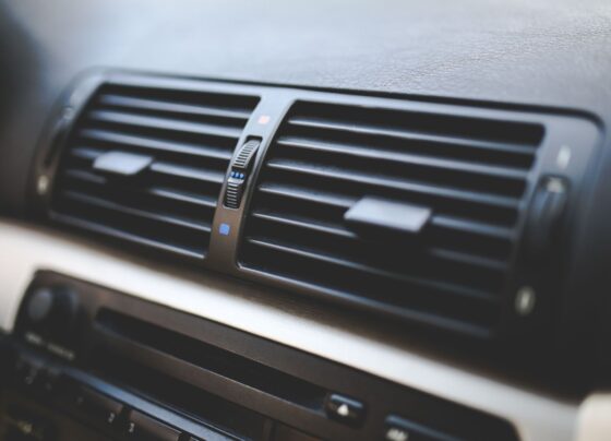Coche a 60ºC en el interior: así se baja la temperatura del habitáculo en minutos este verano