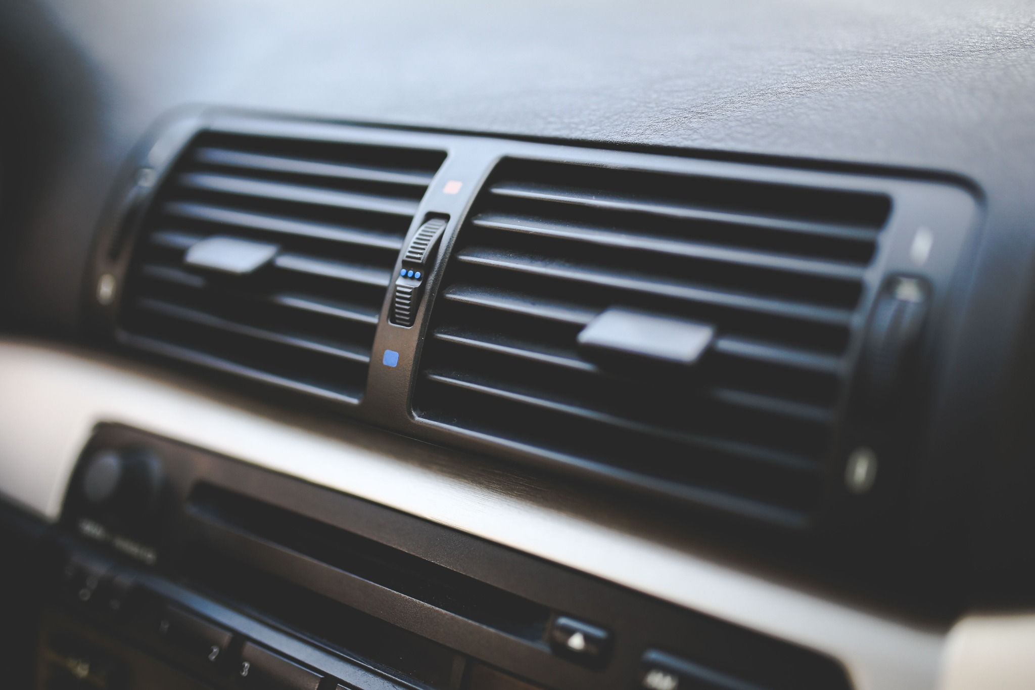 Coche a 60ºC en el interior: así se baja la temperatura del habitáculo en minutos este verano | EntornoInteligente.com