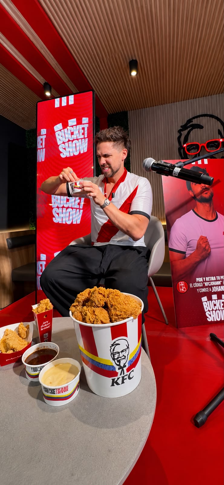 KFC REVOLUCIONA SU EXPERIENCIA DIGITAL CON “EL BUCKET SHOW” Y LLEVA EL CONCEPTO DEL “DIPEO” A OTRO NIVEL JUNTO A JOHANN VERA. | EntornoInteligente.com