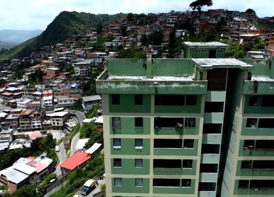 Alcalde Fraija entregó $13.850 en certificados a familias de Res. Cumbre Alta