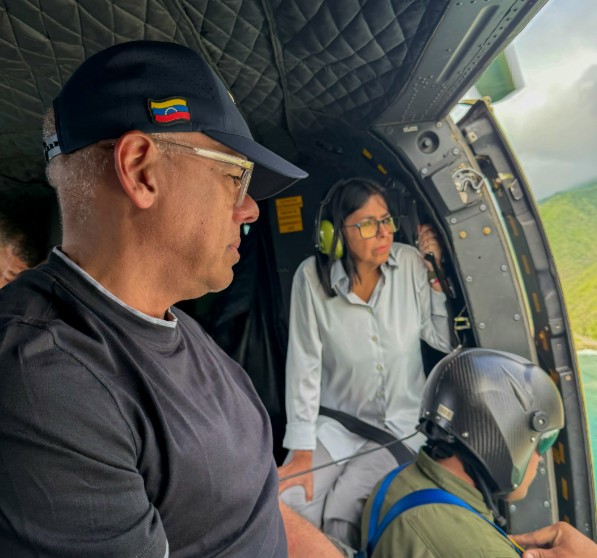 La Guaira se puso color de hormiga, así que Delcy ahora va en helicóptero (VIDEO)
