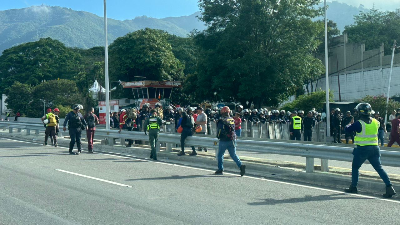 PNB restringe el paso por la autopista: rescatistas van A PIE de Caracas a La Guaira (VIDEO)