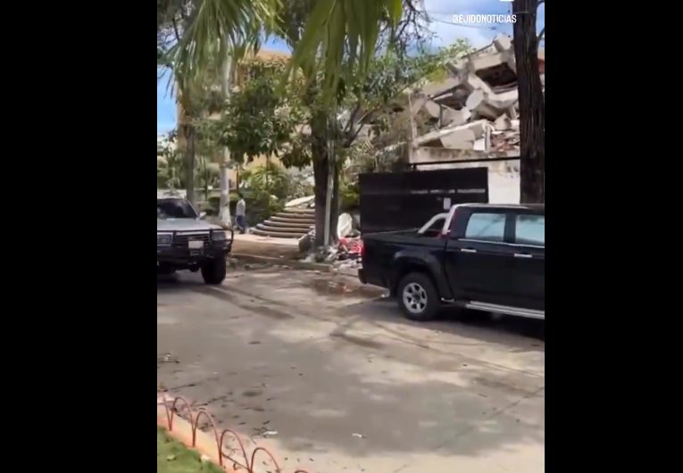 Vecino frena rescates en el edificio Costa Brava en La Guaira (VIDEO)