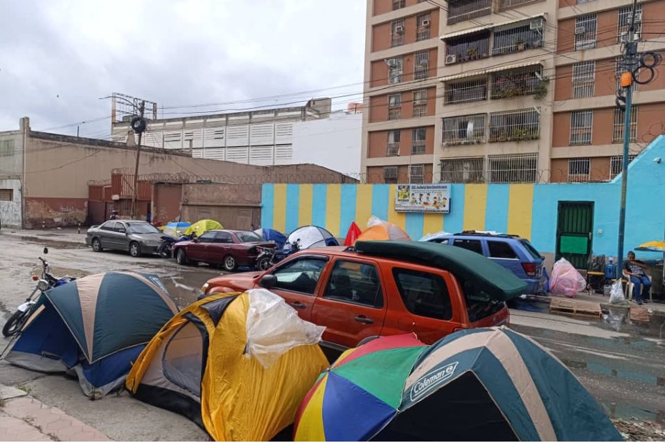 Unas 26 familias duermen en carpas en la avenida San Martín de Caracas | TalCual