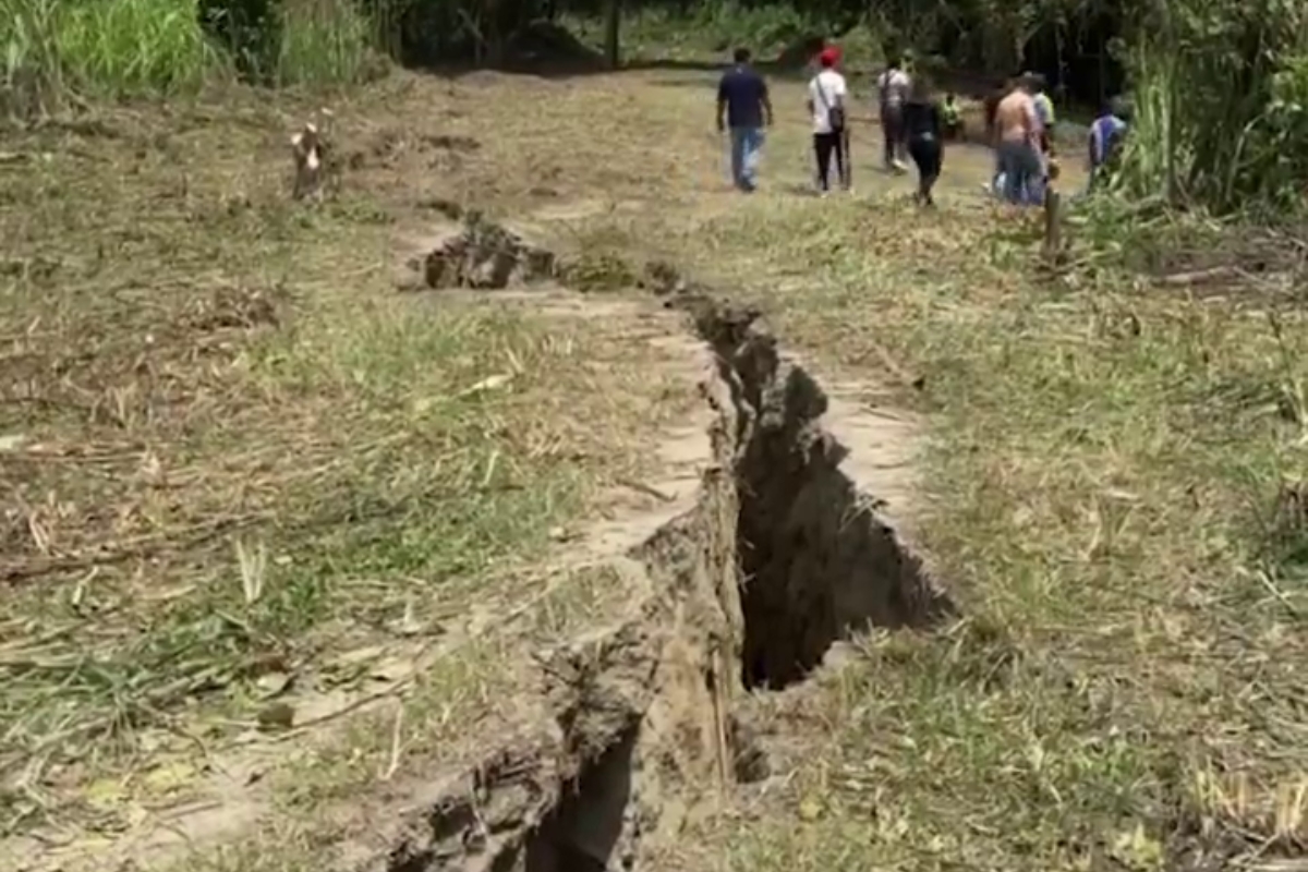 Impresionante grieta en Yaracuy evidenció la fuerza de los terremotos que sacudieron Venezuela (VIDEO)