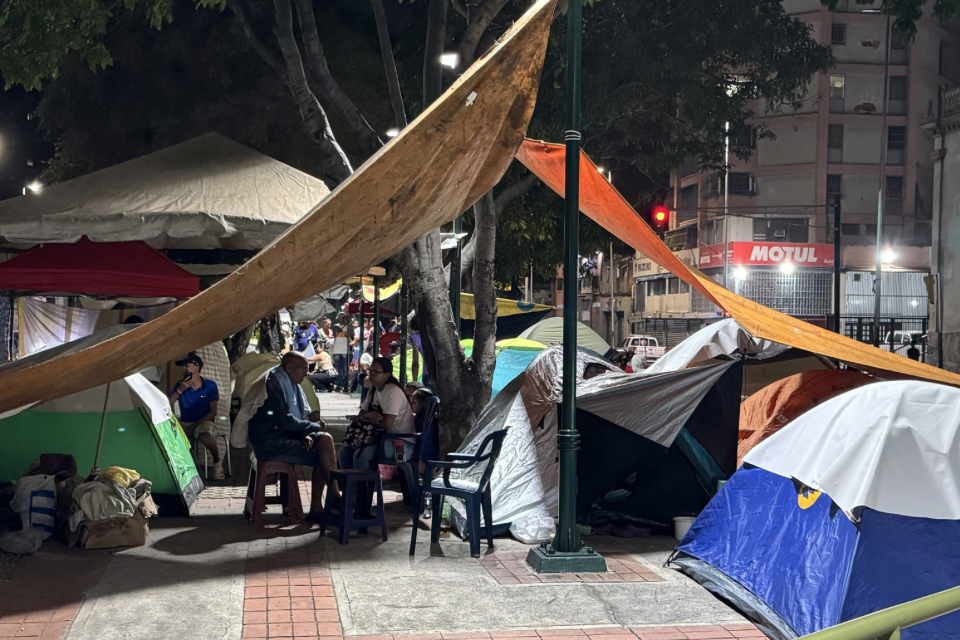 Terremotos convierten aceras, plazas y parques de Caracas en refugios improvisados | TalCual