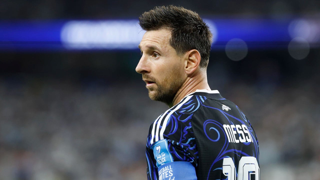 Así inspeccionaron a Messi antes de vuelo en EE. UU. en medio del Mundial: lo mandaron a sentarse para revisar sus piernas y el argentino reaccionó | NTN24.COM