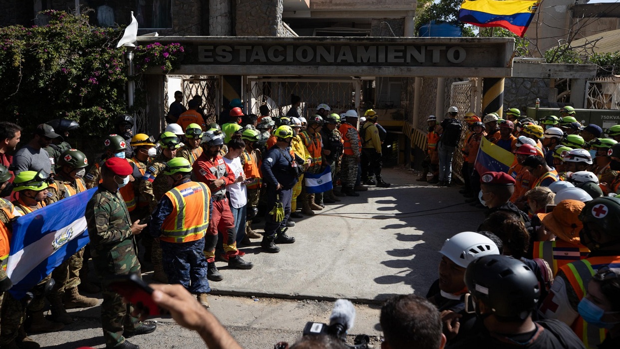 Delcy Rodríguez celebra el rescate de Hernán Gil tras permanecer 8 días bajo los escombros