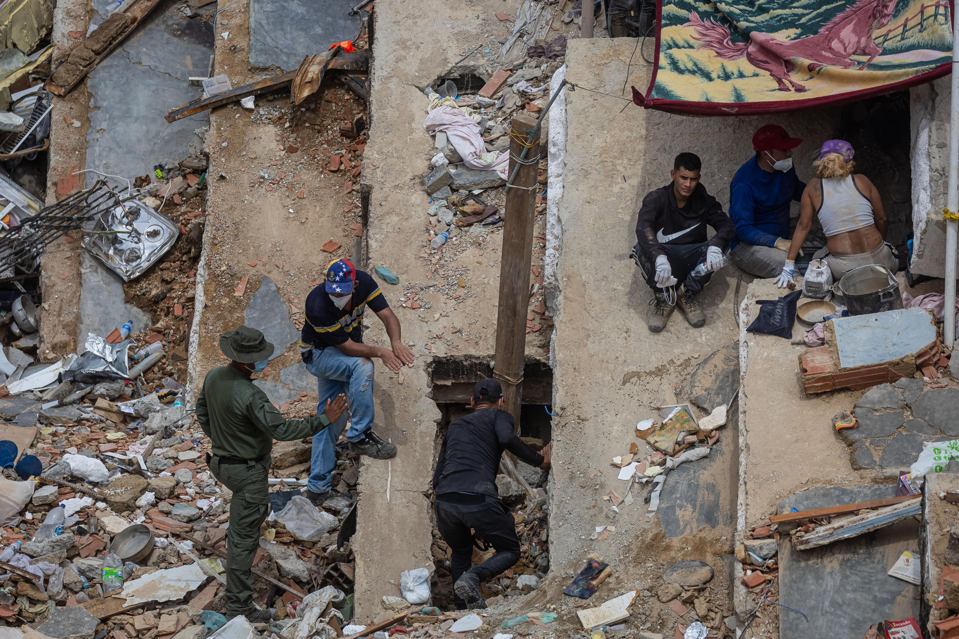Sube a 18 el número de ecuatorianos repatriados tras el doble terremoto en Venezuela