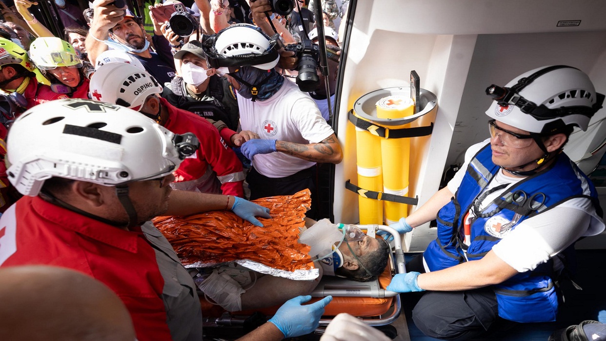 Tras sobrevivir 8 días bajo los escombros: Este es el estado de salud de Hernán Gil internado en Caracas (+Fotos)