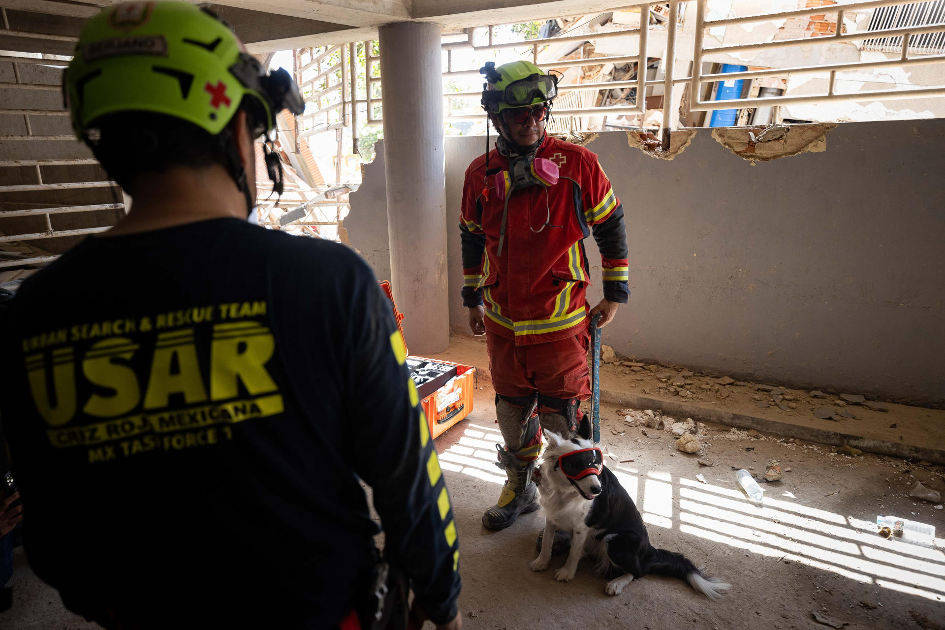 Rescatistas trabajan contra reloj para salvar a niño atrapado entre los escombros en La Guaira