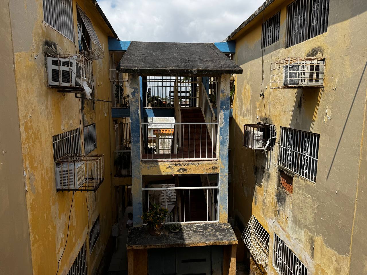 Vecinos piden ayuda por daños que dejaron los sismos en bloque de Las Casitas en Barcelona