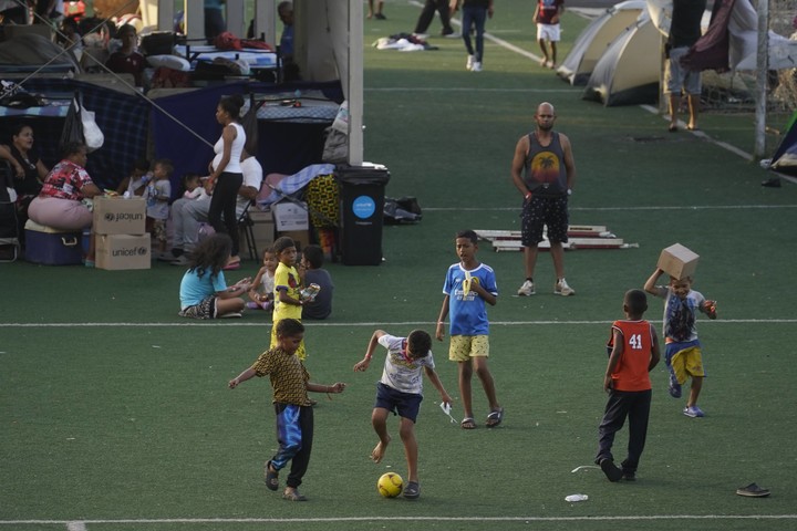 “Quedé en la calle”: miles de venezolanos se agolpan en campos de desplazados como en un país en guerra