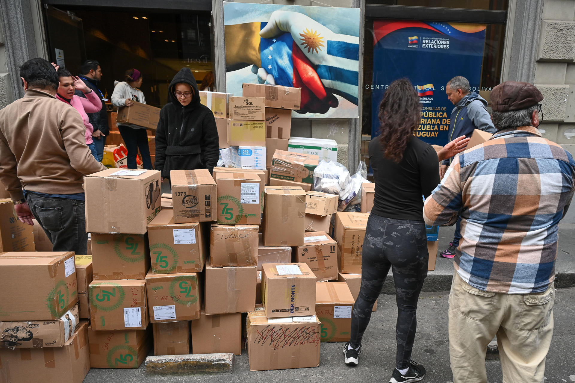 Venezolanos en Uruguay envían donaciones a su país por los terremotos (FOTOS)