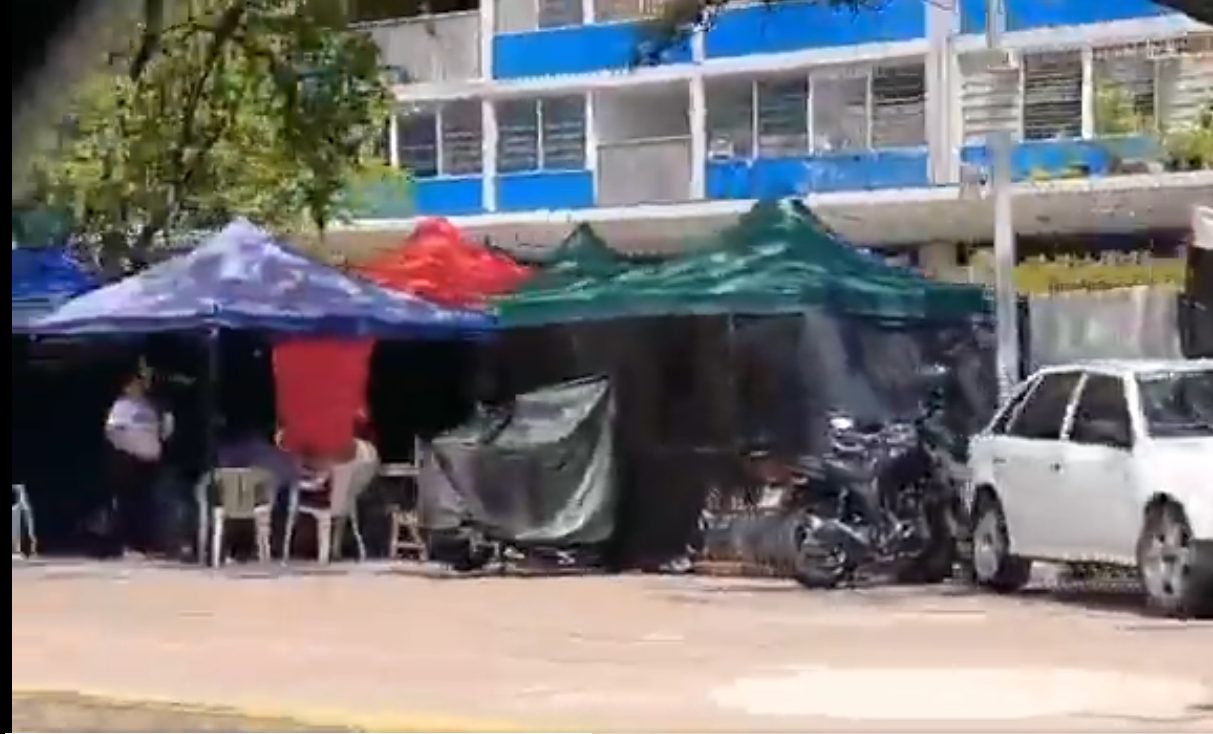 A más de una semana de los terremotos, miles de damnificados siguen a la intemperie en las calles de Caracas (Video)