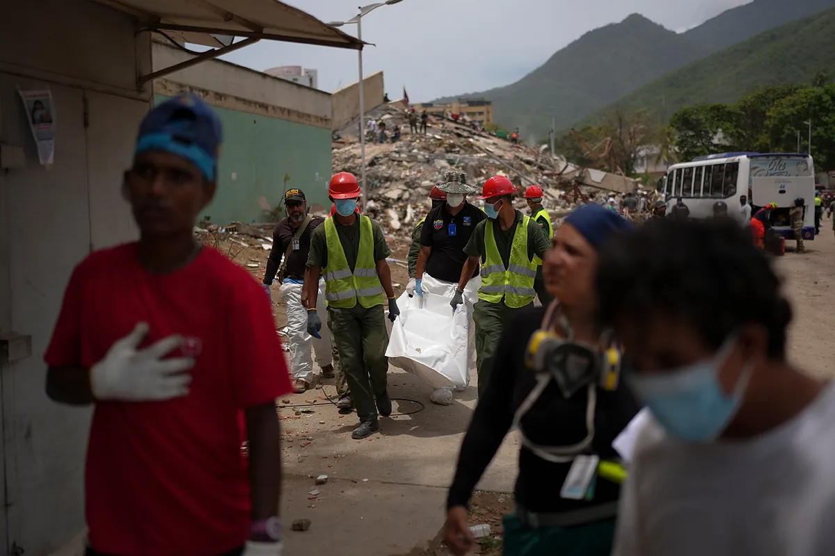 Suben a 2.595 los muertos, 29 españoles, y a 12.400 los heridos por el doble terremoto de Venezuela