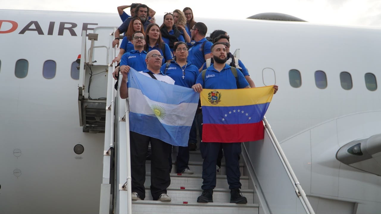 Llegaron a La Guaira más de 100 rescatistas argentinos y médicos venezolanos procedentes de Buenos Aires (FOTOS)