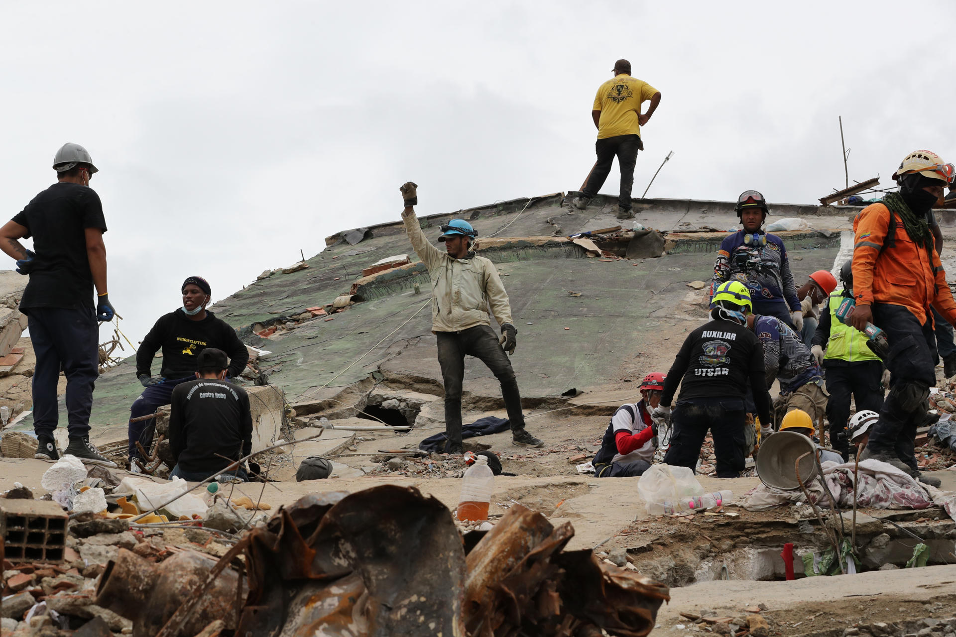 Familias luchan por mantener viva la esperanza tras 10 días de los sismos en Venezuela