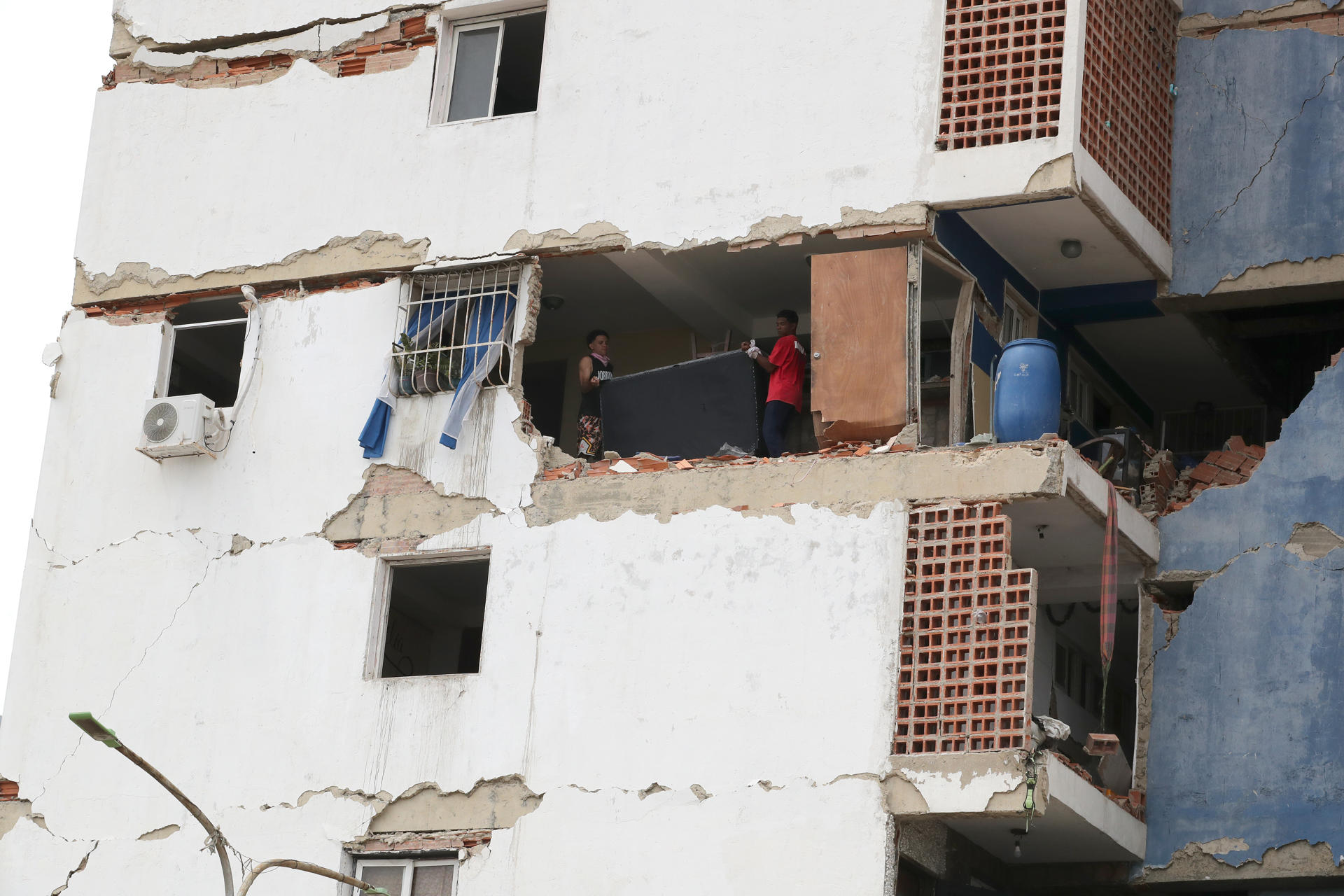 Evalúan el impacto en infraestructuras mientras se reduce la esperanza de rescates en Venezuela