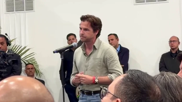 “Me apagaron el micrófono”: El tenso momento entre Julio Vaqueiro y Delcy Rodríguez en rueda de prensa