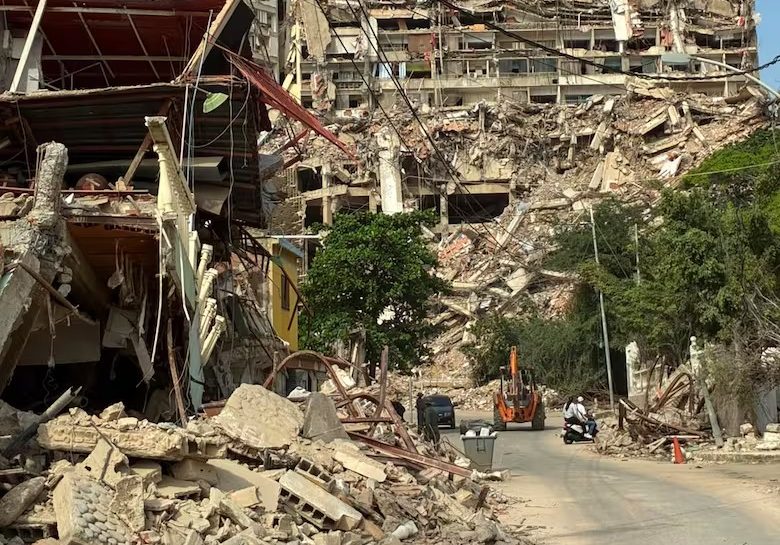 Escombros, olor a muerte y mensajes desesperados en paredes: las marcas de la tragedia en La Guaira
