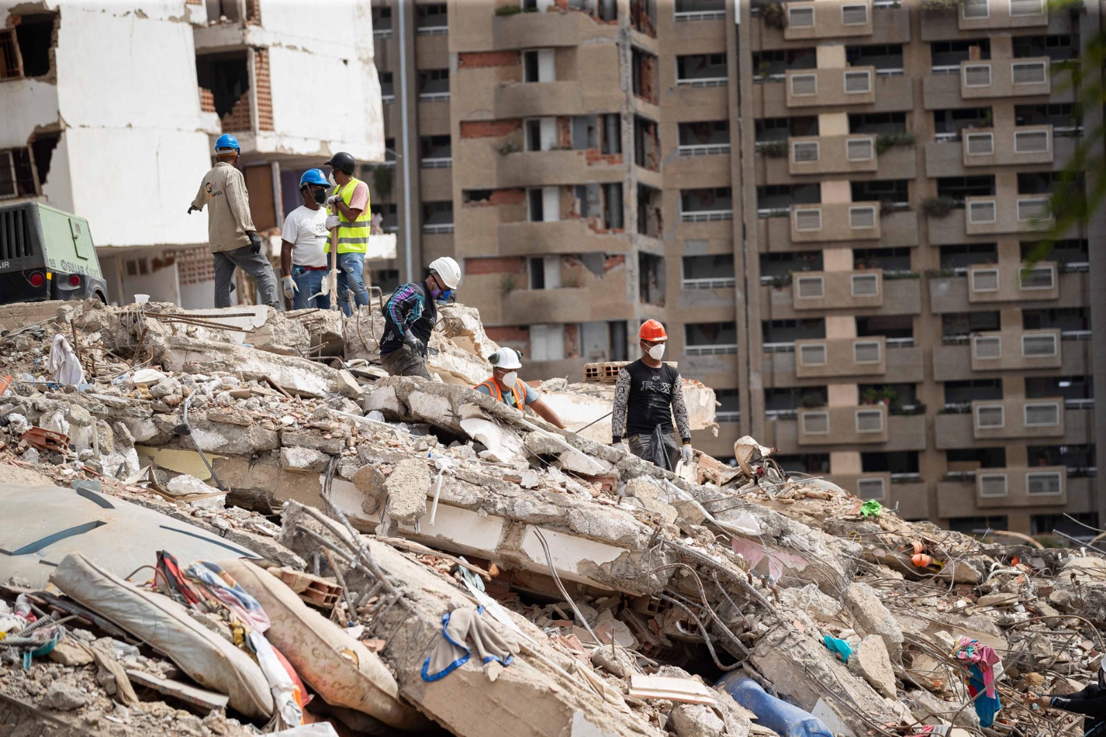 Entre ruinas y recuerdos: La búsqueda más difícil comienza bajo millones de kilos de escombros