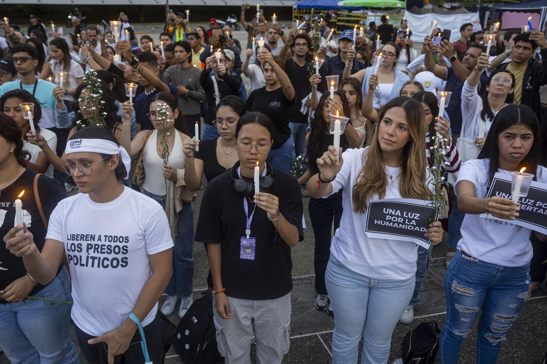 Cientos de venezolanos homenajearon en vigilias a las víctimas de los terremotos (Fotos)