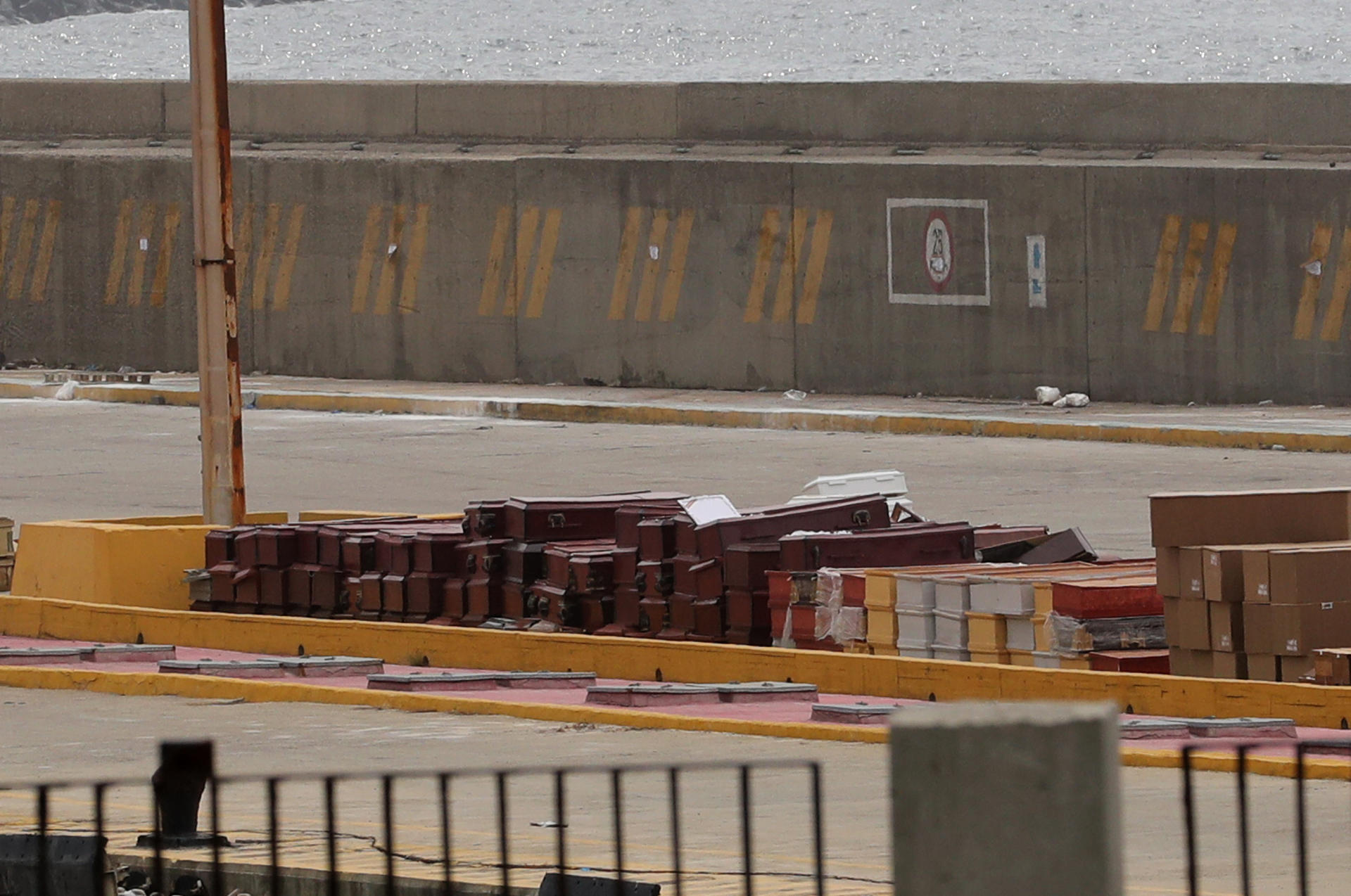 Entierran a más de 150 cuerpos sin identificar en Venezuela, tras los terremotos